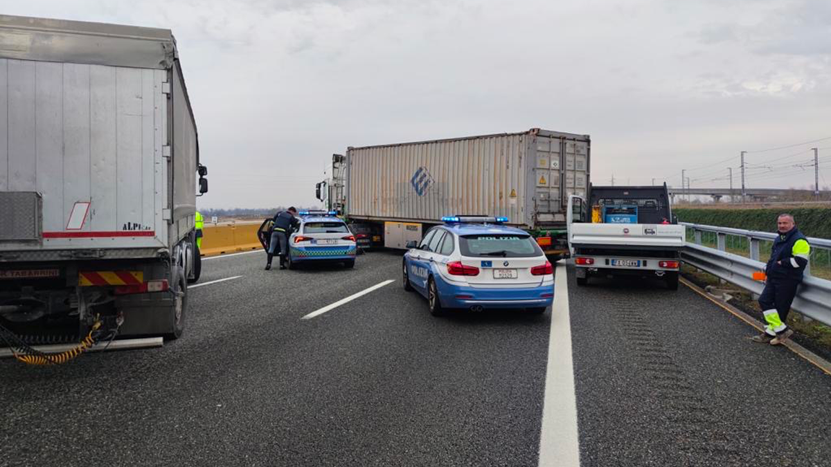 Assalto a un portavalori in stile film: camion di traverso e chiodi sull'asfalto in autostrada