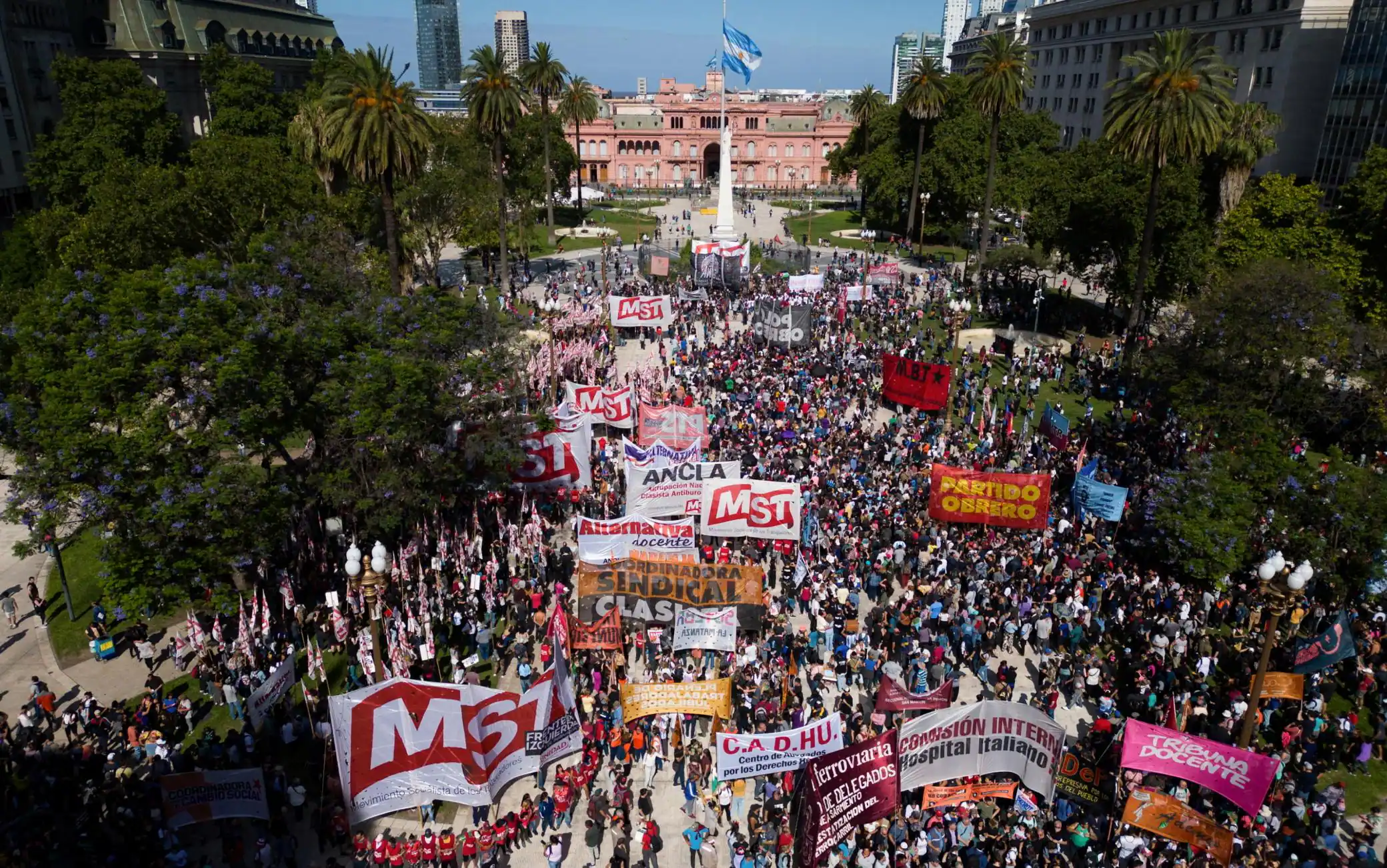 Milei decreta l'emergenza nazionale fino a tutto il 2025, migliaia di persone in piazza per protesta