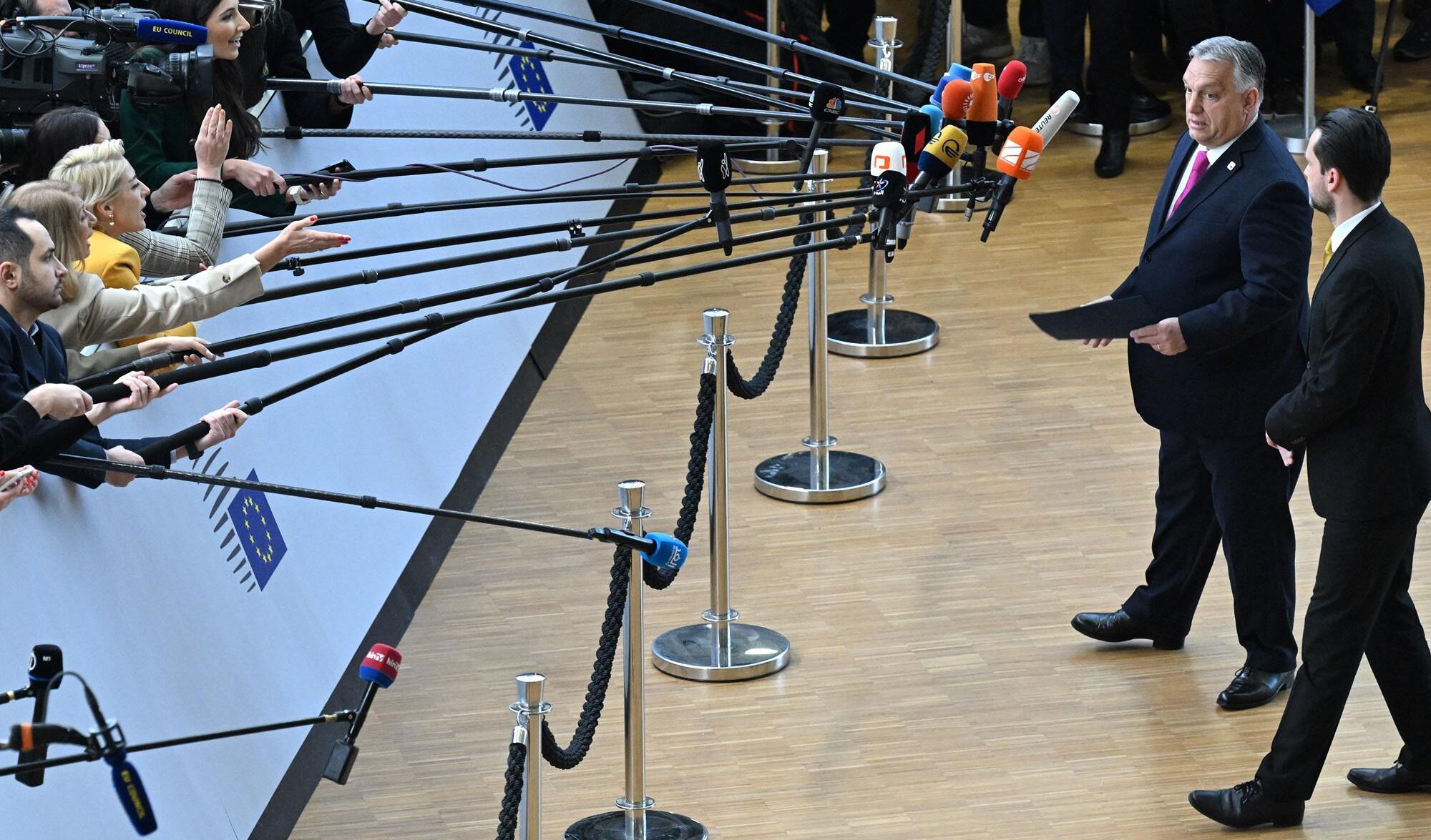 Il Consiglio europeo apre all'Ucraina: Orban non ha partecipato alla votazione e poi la critica Il Consiglio europeo apre all'Ucraina: Orban non ha partecipato alla votazione e poi la critica