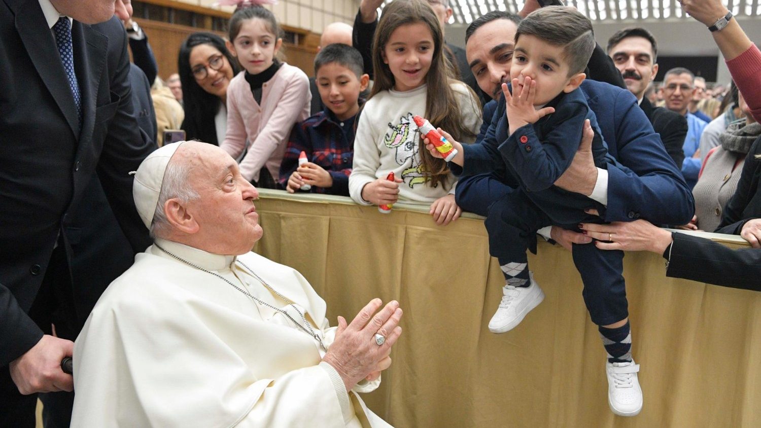 Il Papa all'Angelus elogia la gentilezza e critica il consumismo