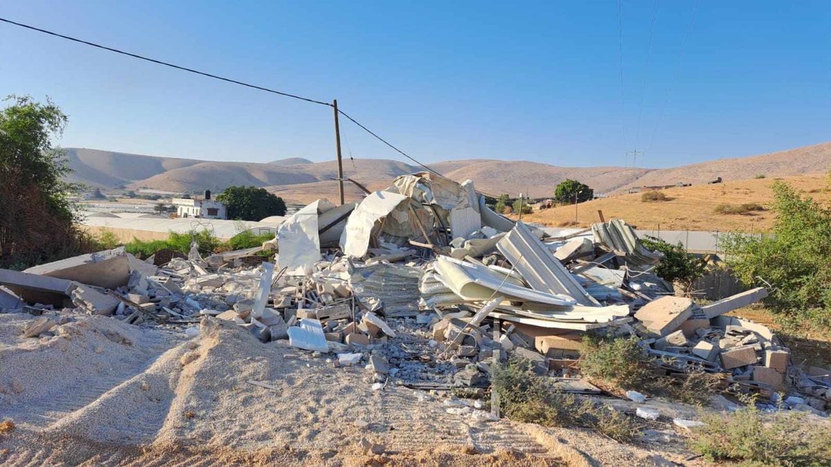 Cisgiordania, gli israeliani demoliscono le case dei palestinesi di un villaggio e distruggono i bacini d'acqua