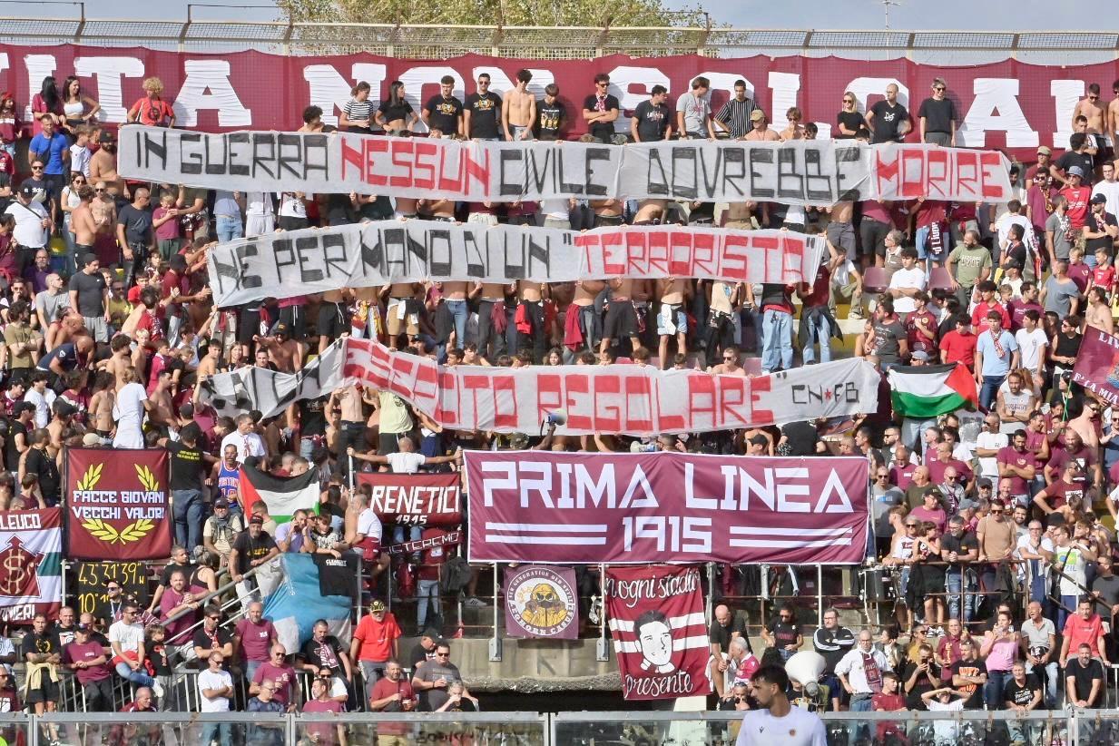 Gli ultras del Livorno solidarizzano con la Palestina, il presidente è ebreo e li critica: è scontro