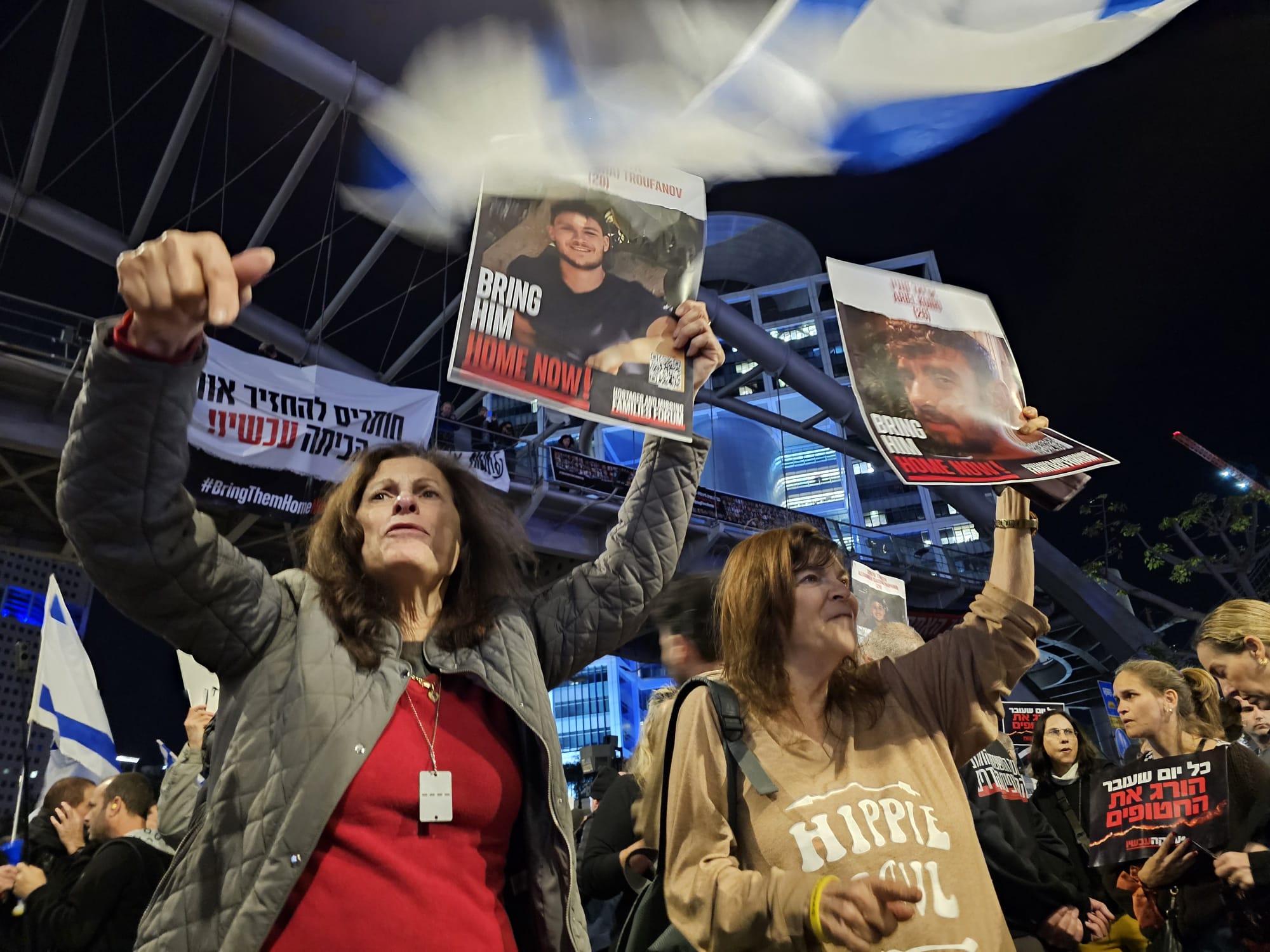 Proteste a Tel Aviv dopo l'uccisione per errore di tre ostaggi da parte di Israele