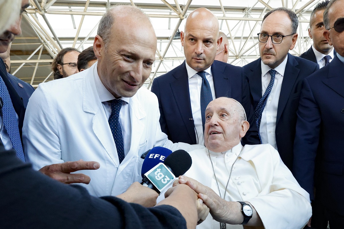 Indagato il chirurgo del Papa: Sergio Alfieri avrebbe firmato interventi fatti da altri