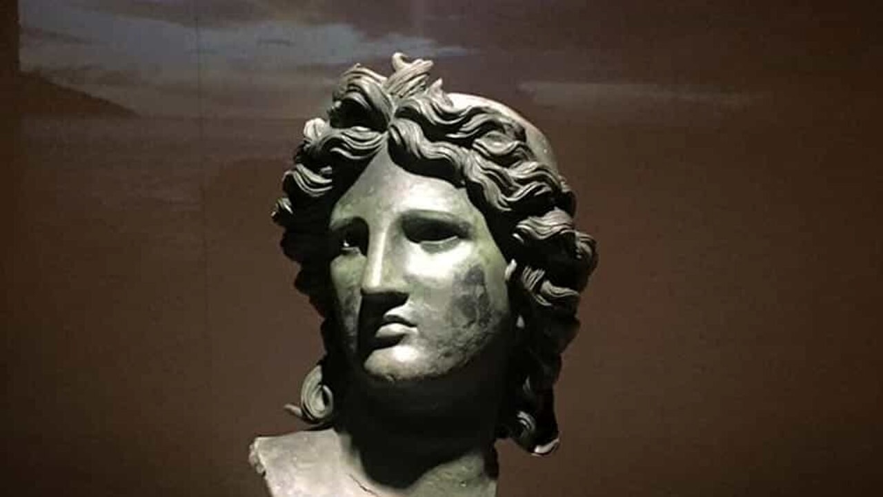 La testa bronzea di Apollo al centro di due progetti digitali