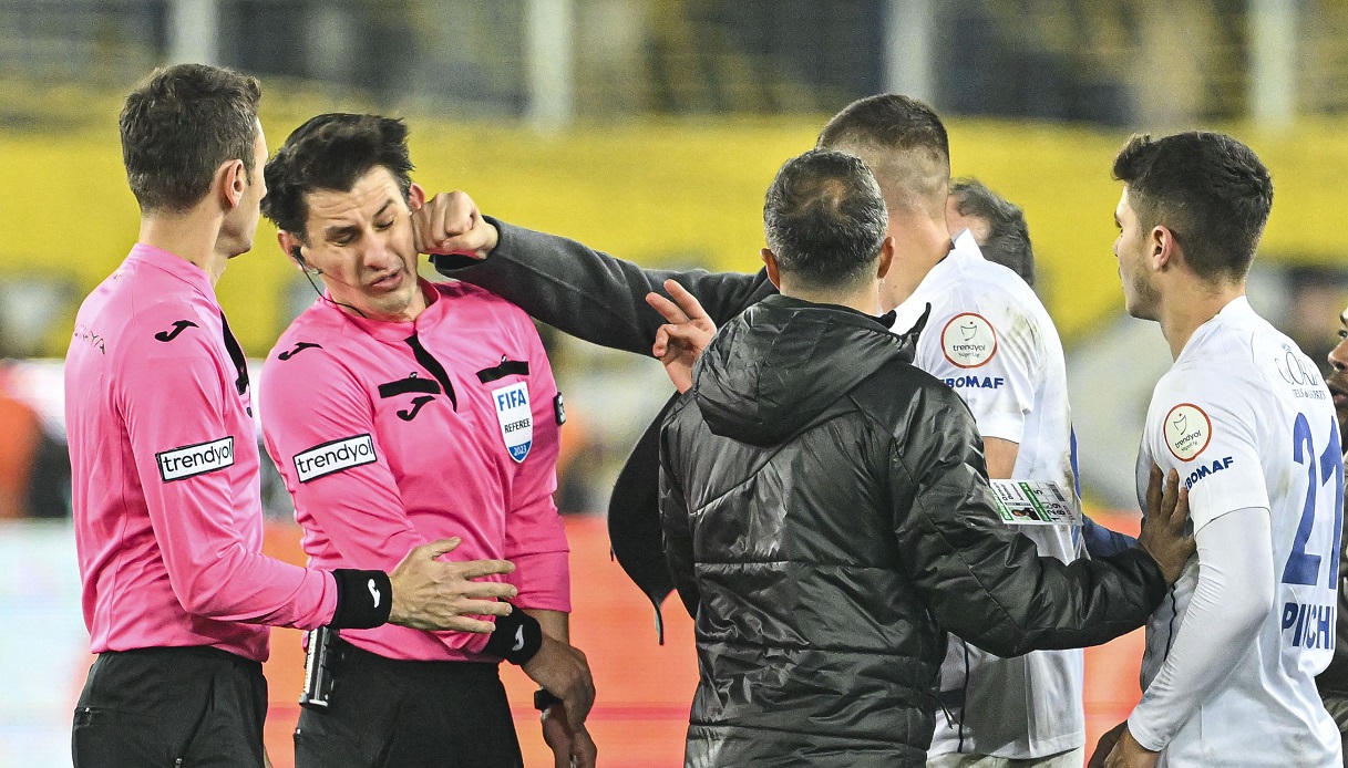 Il presidente picchia l'arbitro (insieme ai tifosi), sospeso il campionato in Turchia