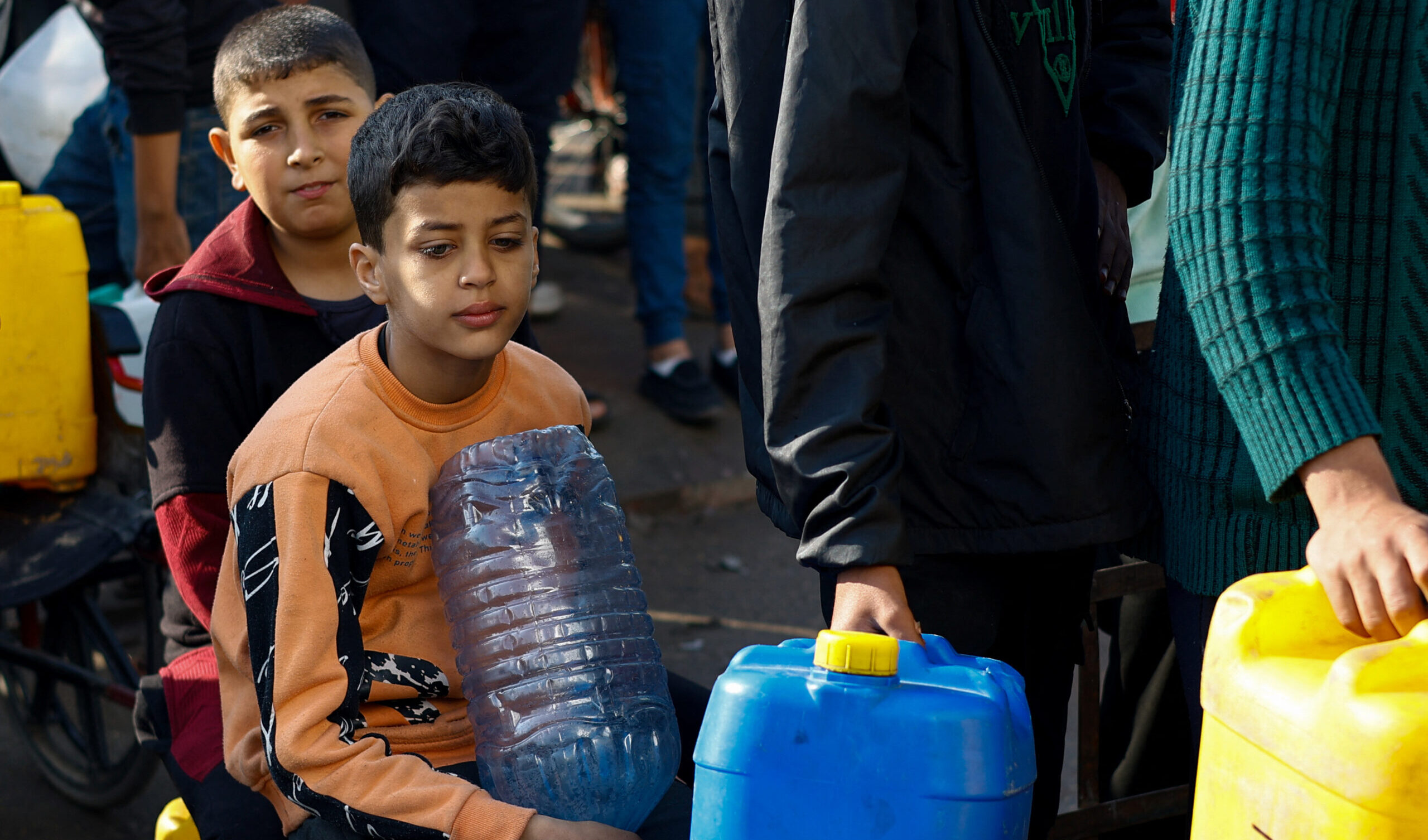 Gaza, l'allarme dell'Unicef: "800 mila bambini a rischio di morte per le bombe o per la fame"