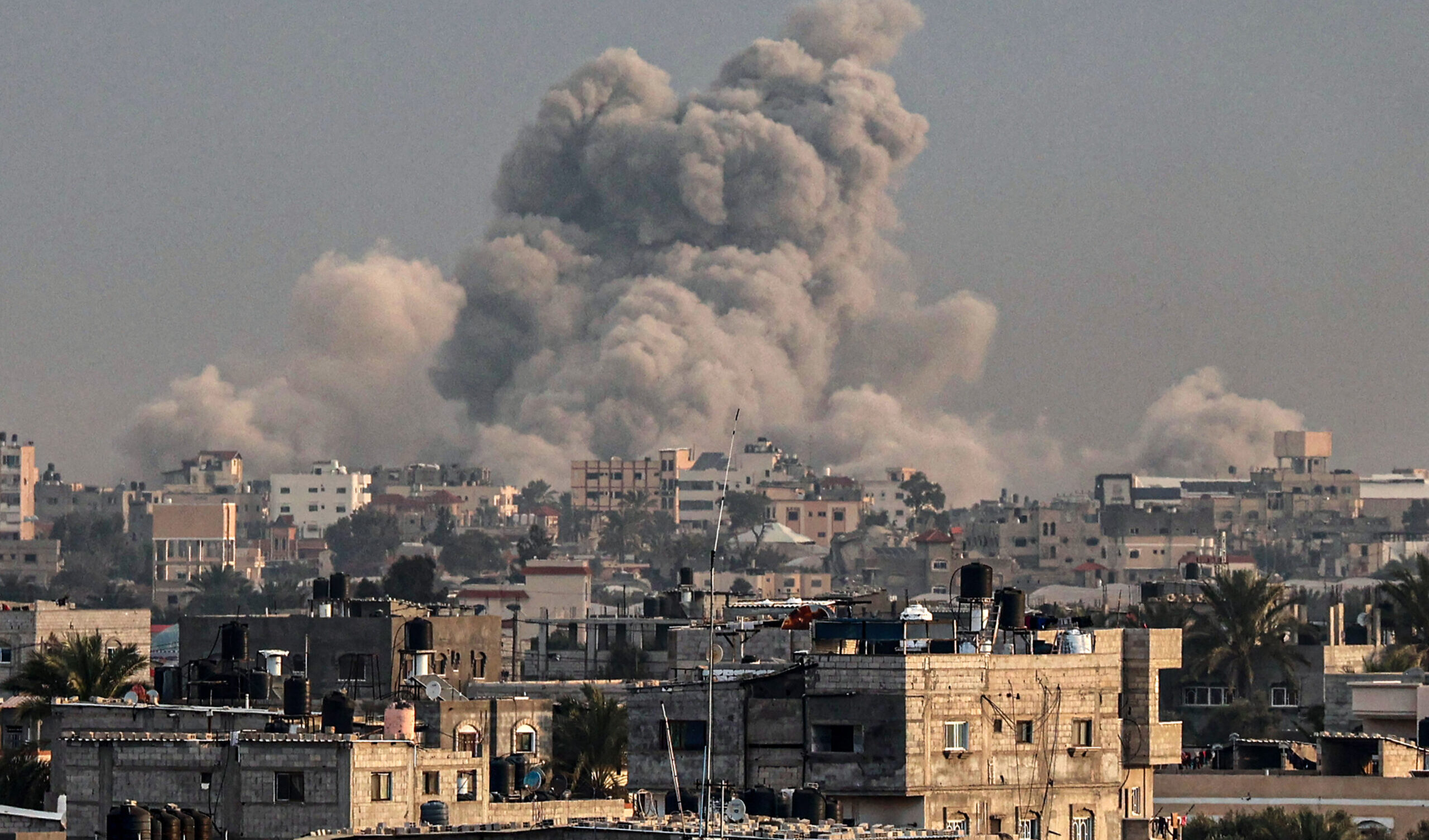 Attacchi, bombardamenti e demolizioni israeliane continuano in tutta Gaza