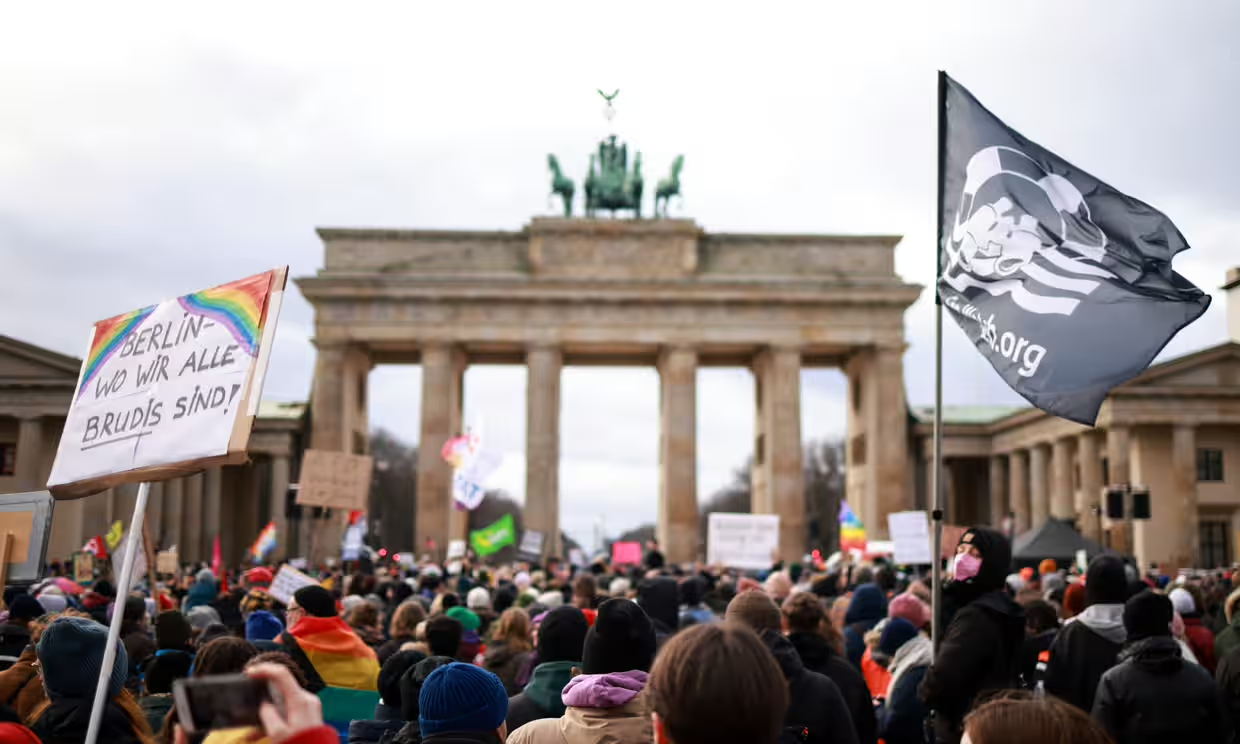 Proteste in Germania contro il piano dell'estrema destra per deportare richiedenti asilo e tedeschi di origine straniera
