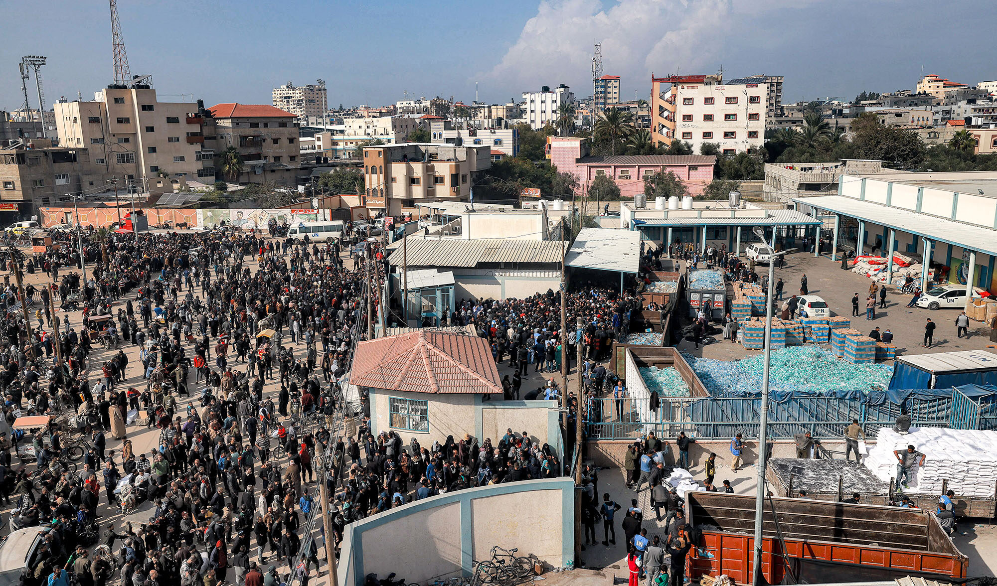 Manifestanti israeliani cercano di bloccare i camion con gli aiuti umanitari diretti a Gaza