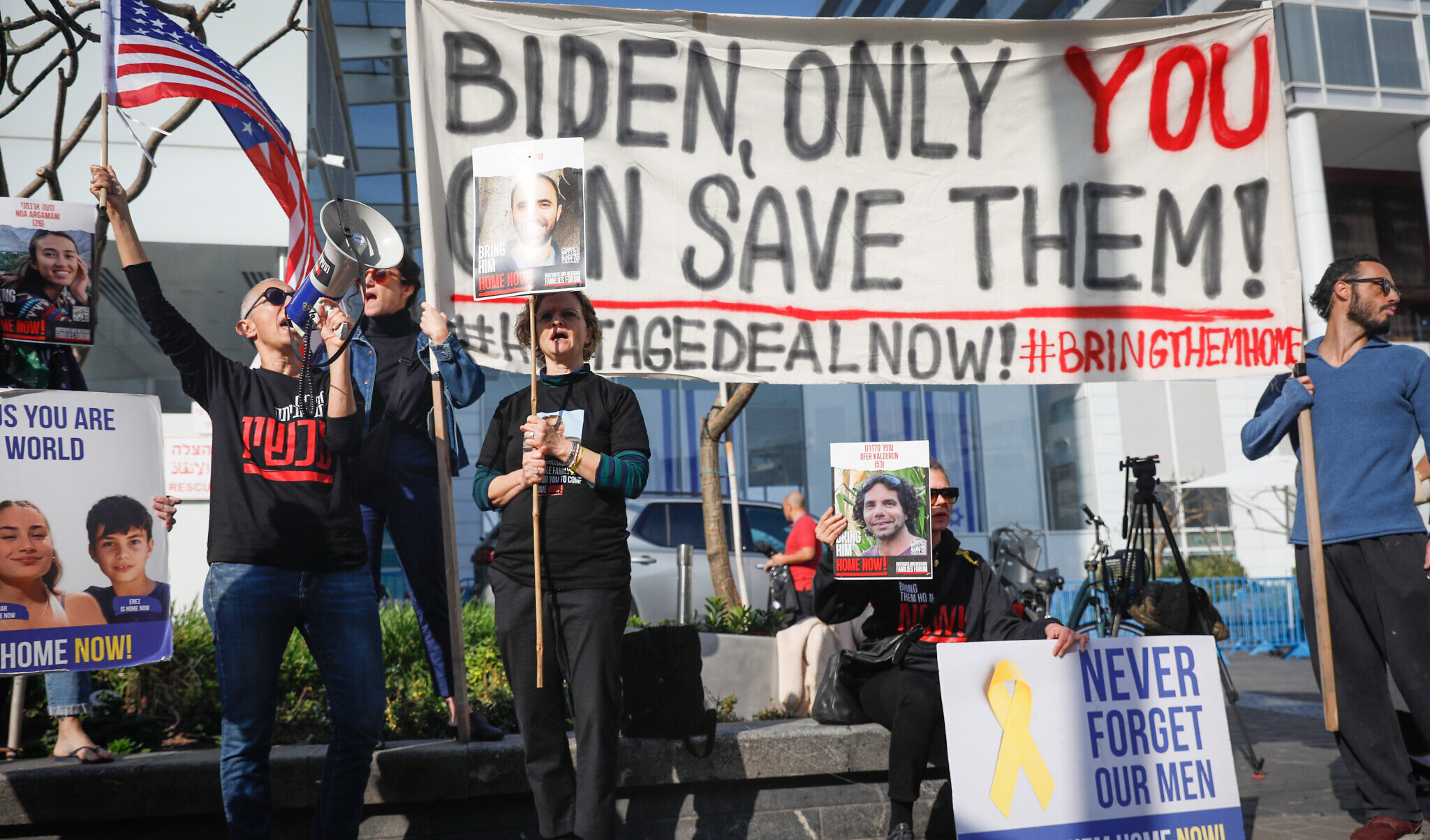 I familiari degli ostaggi davanti all'hotel di Blinken: "Solo Biden può salvarli"