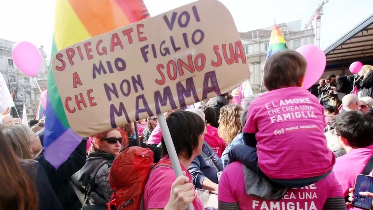 Famiglie arcobaleno, la corte d'Appello rigetta la trascrizione all'anagrafe dei bambini di due donne