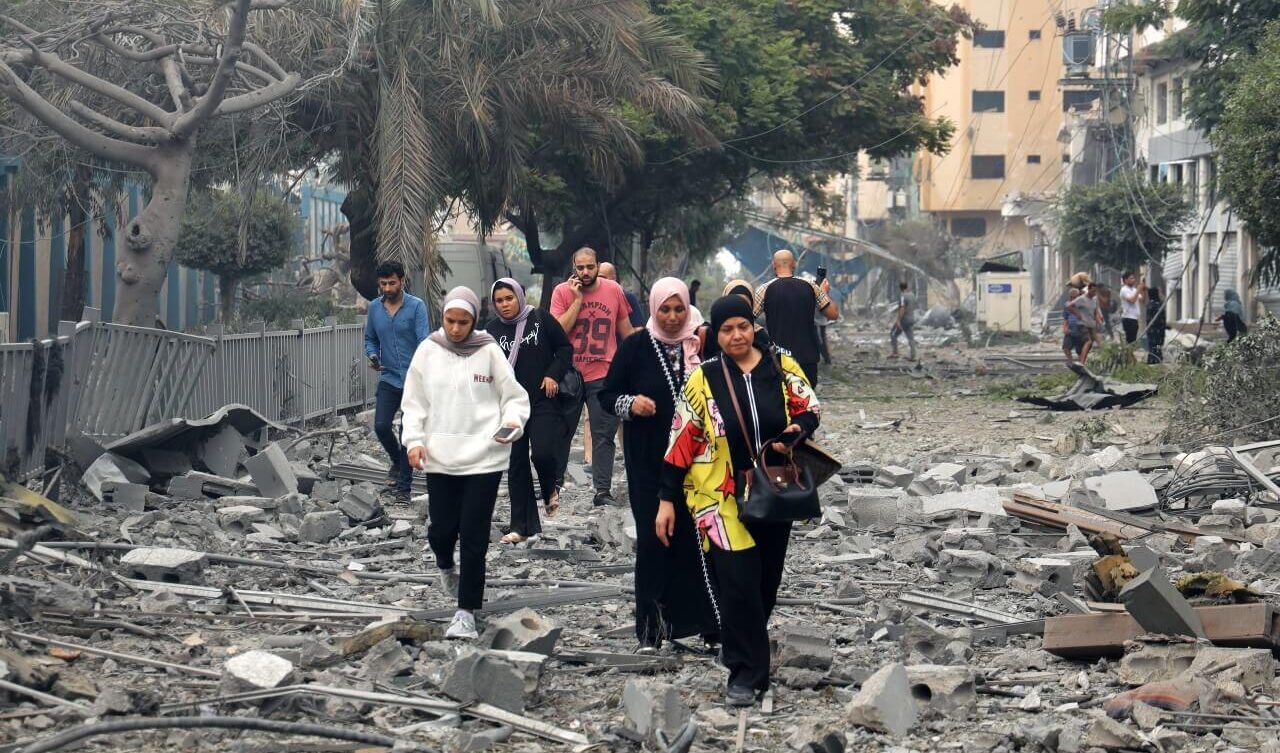 A Gaza le donne costrette a usare pezzi di tenda come assorbenti