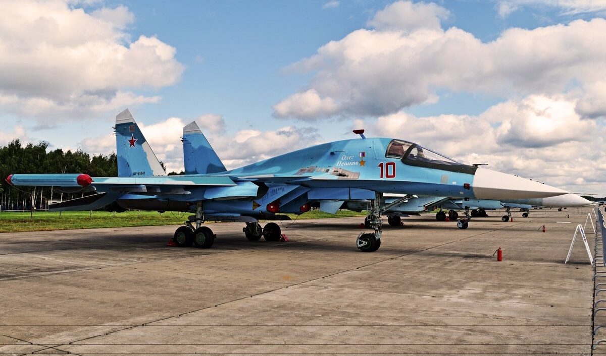 Incursione di sabotatori ucraini in un aeroporto militare russo: dato alle fiamme un bombardiere