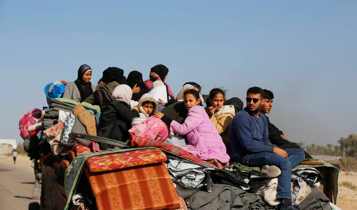 I palestinesi costretti ad abbandonare Khan Younis dove si erano rifugiati da Gaza nord