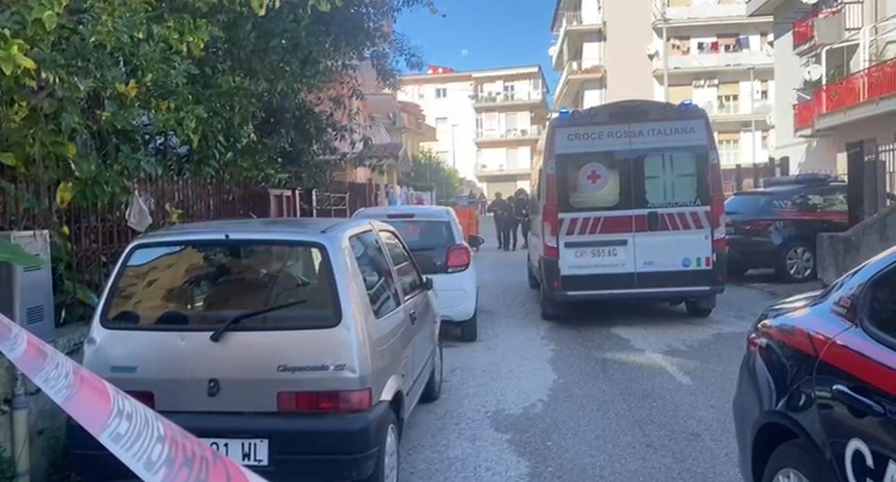 Agropoli, i cadaveri di marito e moglie ritrovati in casa: ferite da arma da taglio, ipotesi omicidio-suicidio