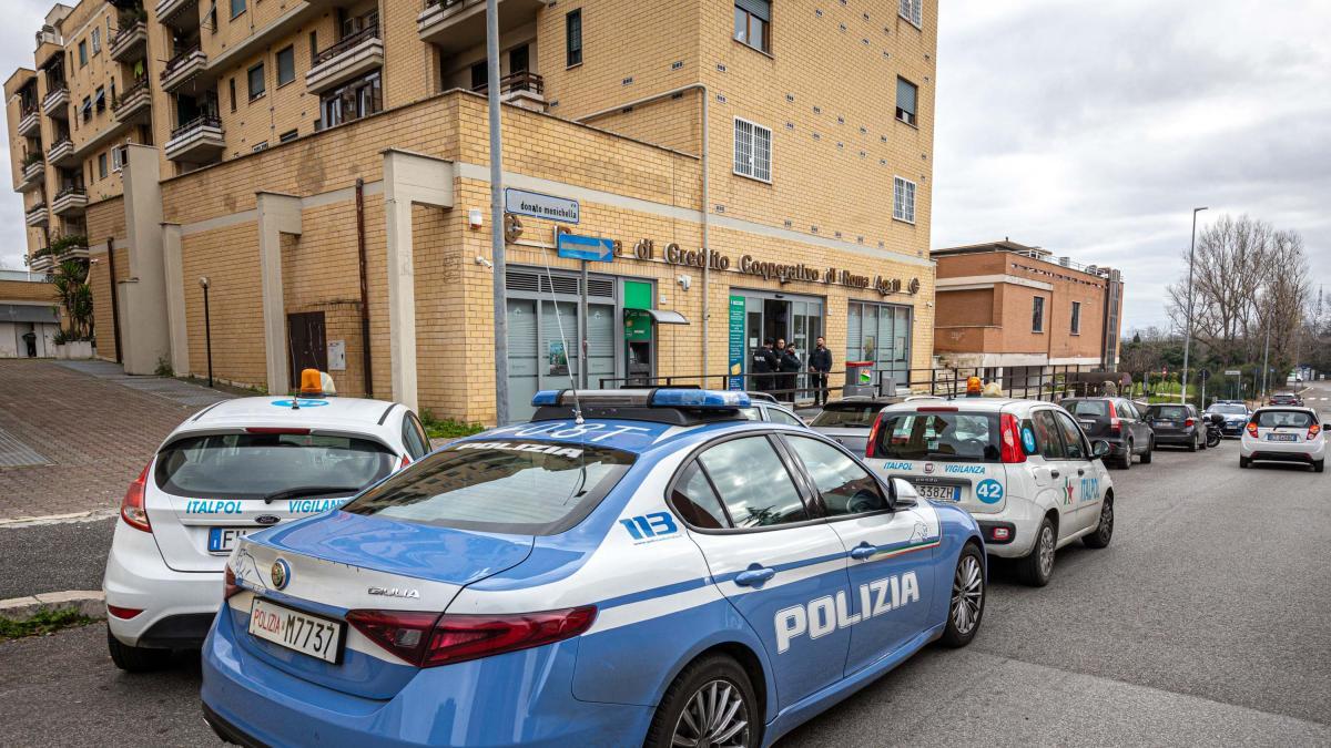 Rapina a mano armata in una banca: i due rapinatori hanno preso in ostaggio i dipendenti