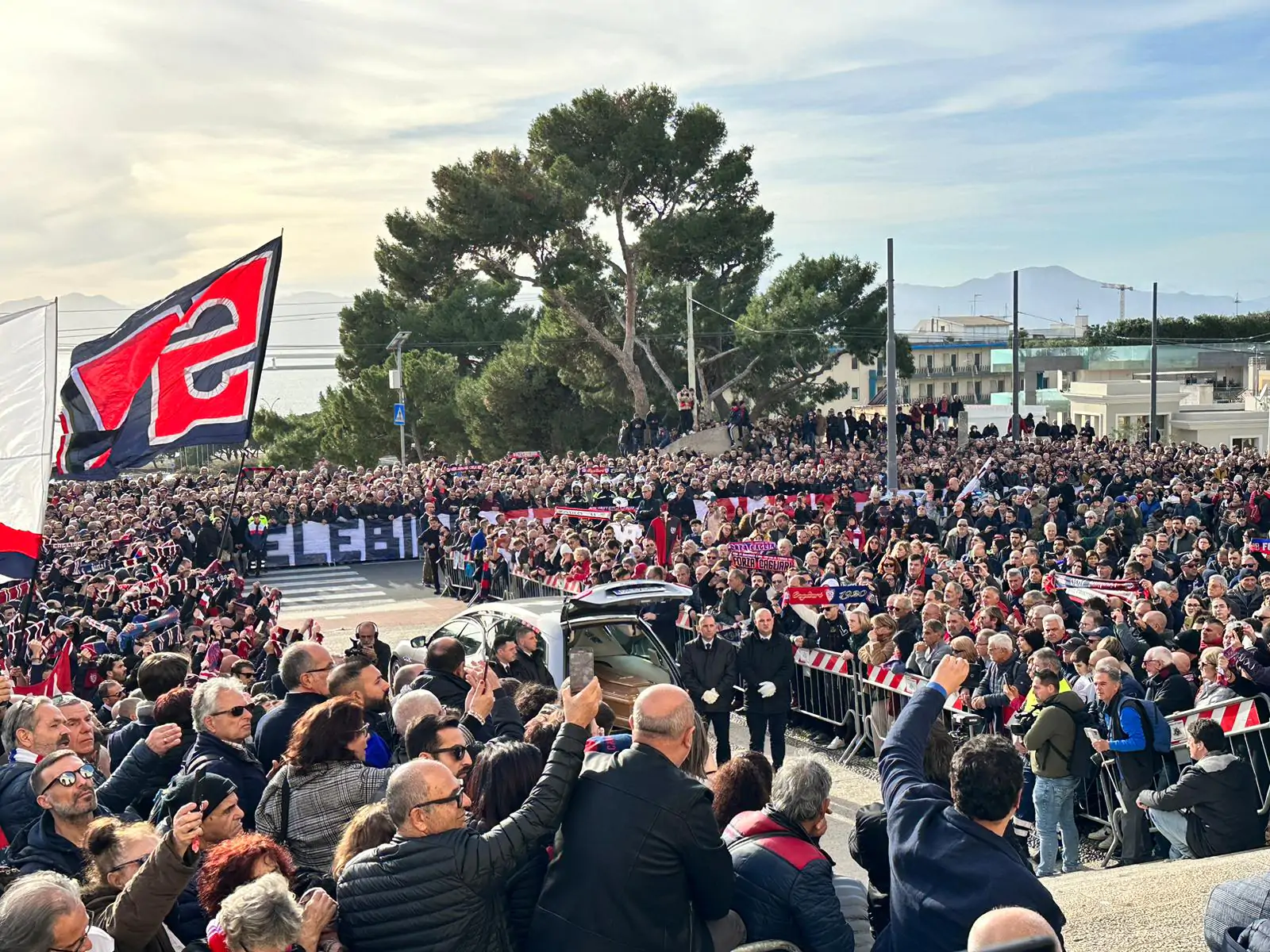 Gigi Riva, in 30mila ai suoi funerali a Cagliari: una folla oceanica per salutare un Immortale