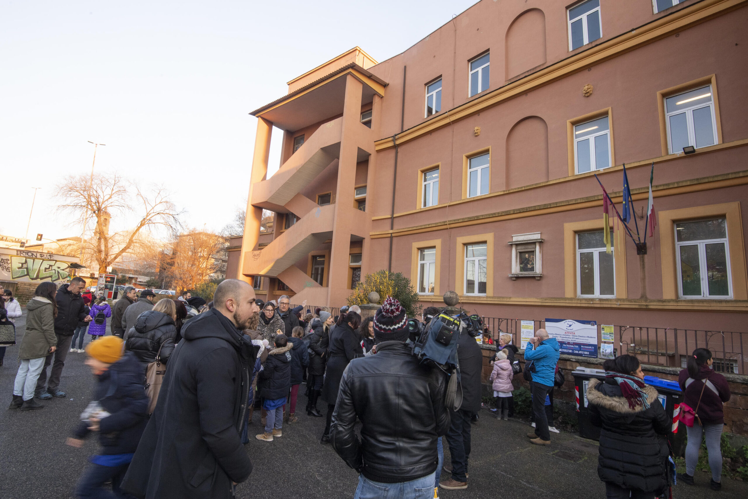 Il cadavere di un uomo trovato nel cortile dell'Istituto Trionfale: si indaga sulle cause della morte