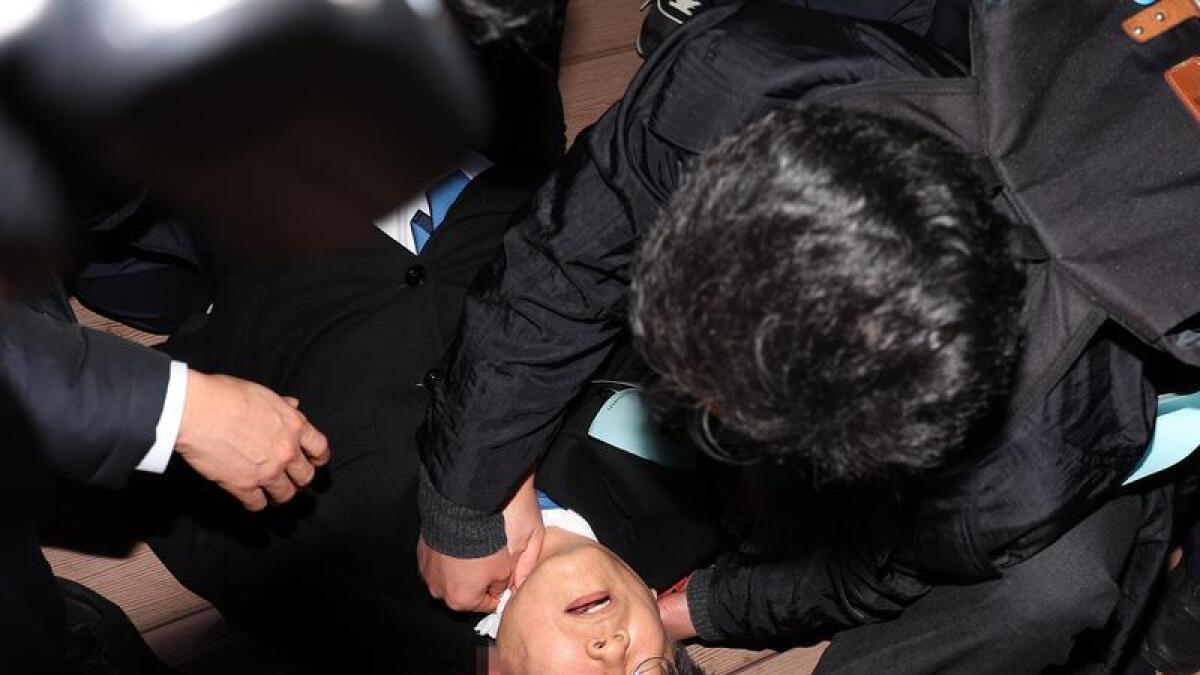 Accoltellato il capo dell'opposizione Lee Jae Myung, paura a Busan per il leader del centrosinistra