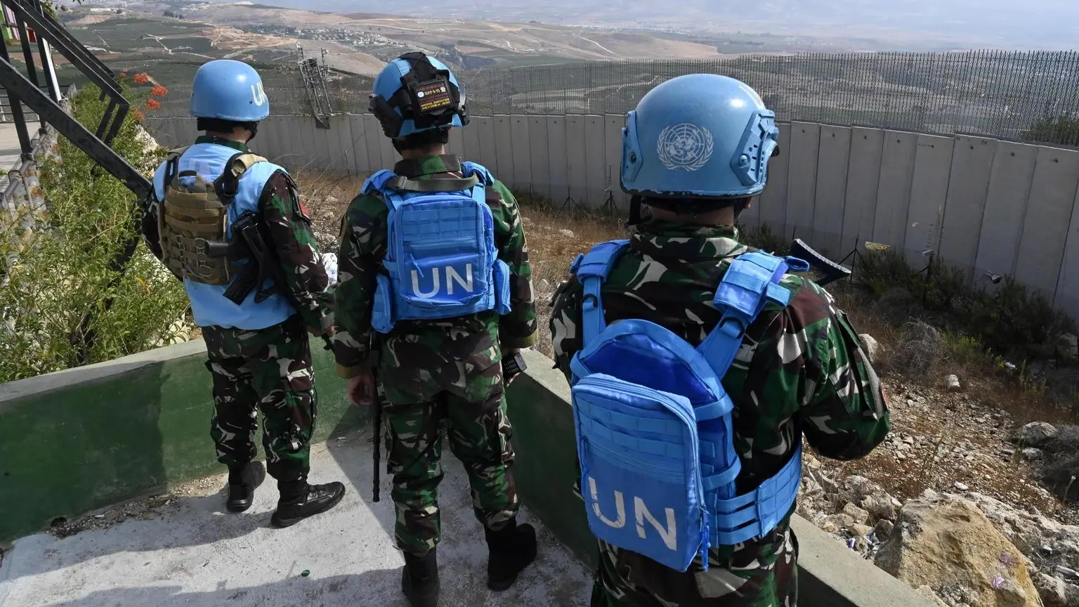 Israele senza limiti, sfonda l'ingresso della base di Ramiya: 15 caschi blu feriti