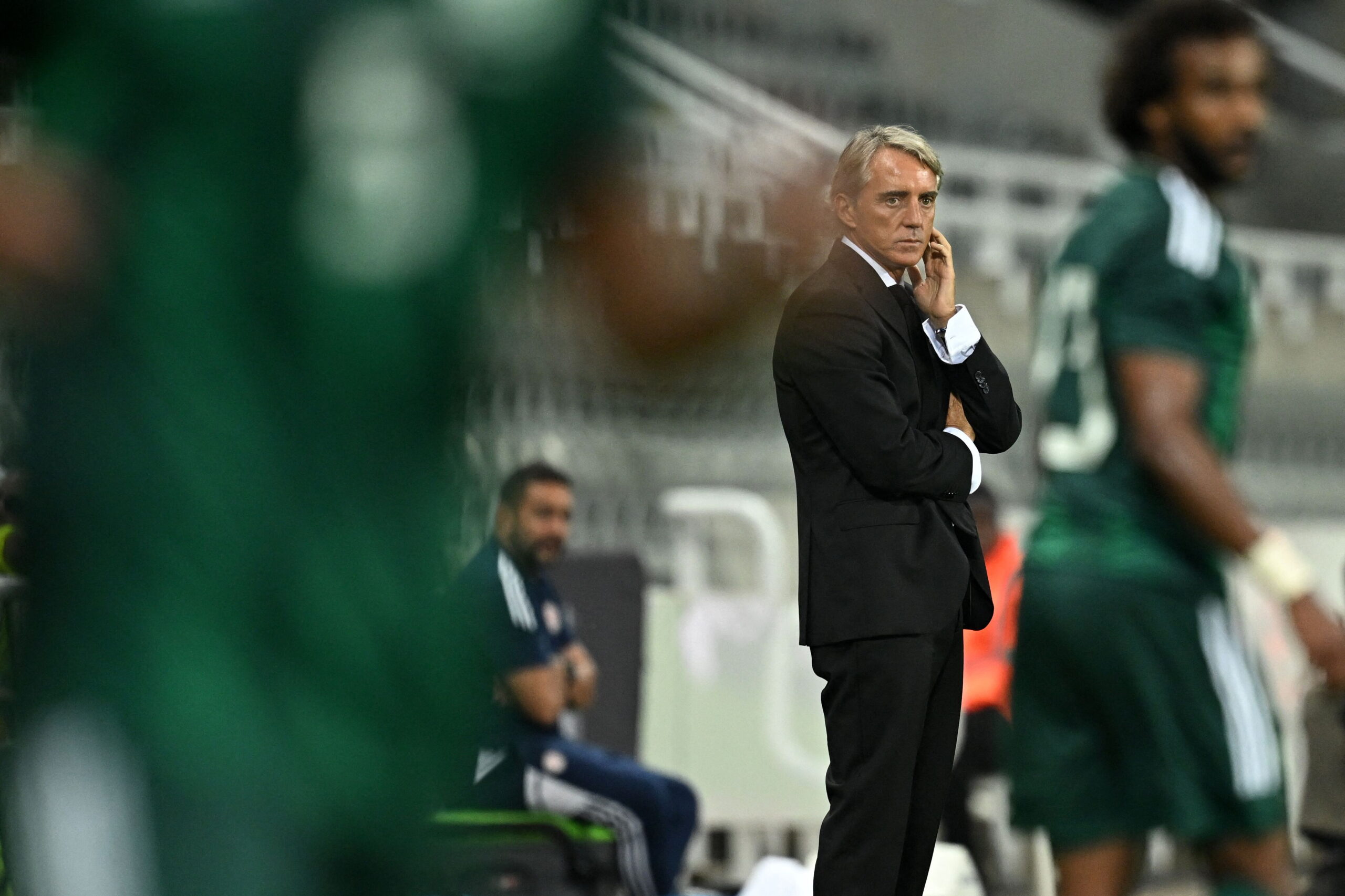 Mancini fa infuriare l'Arabia Saudita, il ct lascia la panchina prima della fine dei calci di rigore: "Inaccettabile"