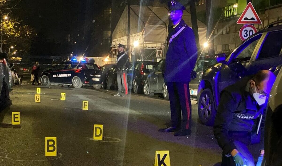 A Roma si spara ancora, da un'auto in corsa colpi di pistola contro due uomini: un morto e un ferito