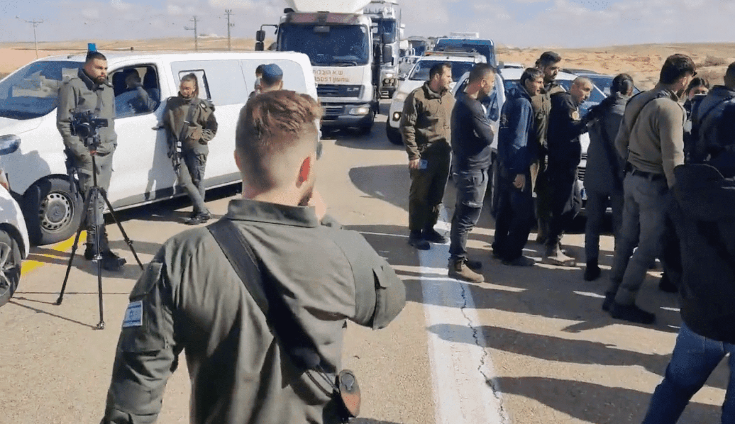 Manifestanti israeliani cercano di bloccare l'arrivo degli aiuti umanitari a Gaza