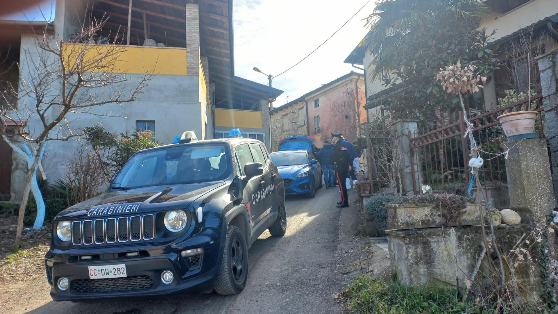 Anziano trovato morto in casa, ipotesi di omicidio: interrogata la badante