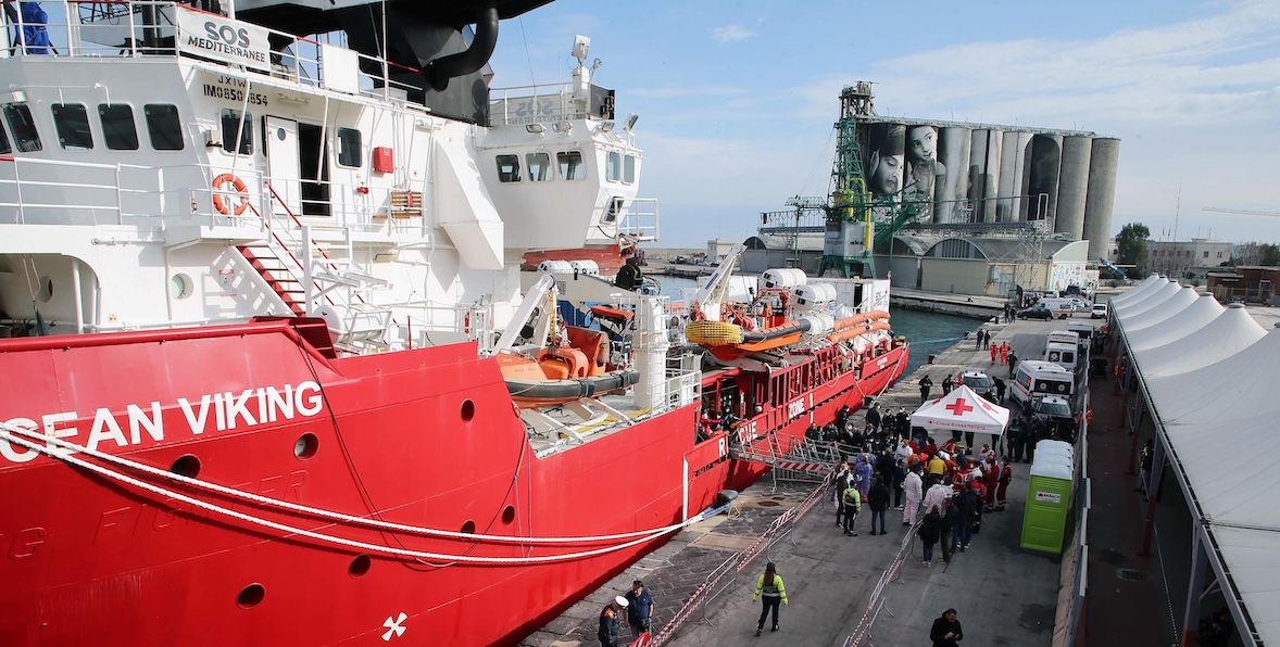 La nave Ocean Viking sotto sequestro amministrativo colpevole di aver salvato vite umane
