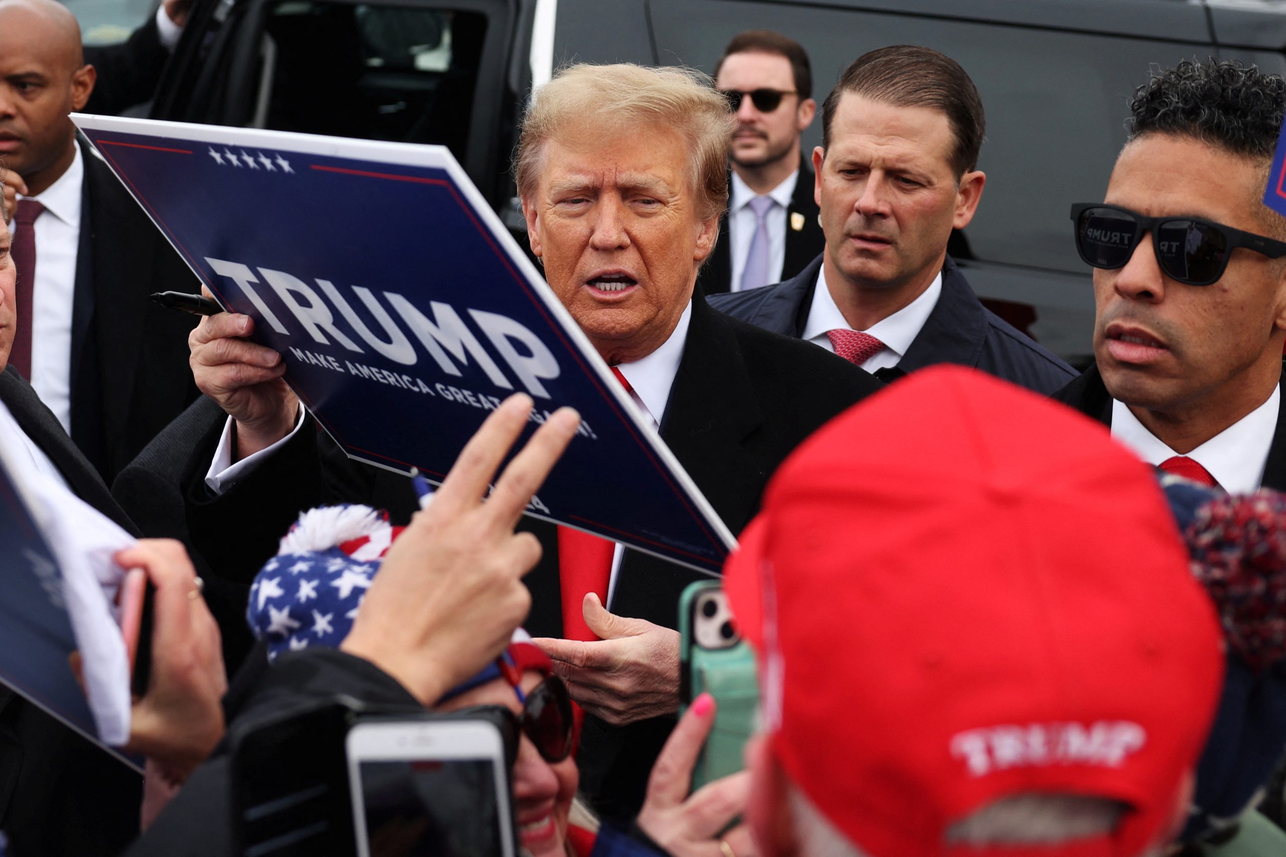 Sesso, perversione e tangenti: l'Alta corte di Londra respinge la richiesta di risarcimento a Trump Sesso, perversione e tangenti: l'Alta corte di Londra respinge la richiesta di risarcimento a Trump