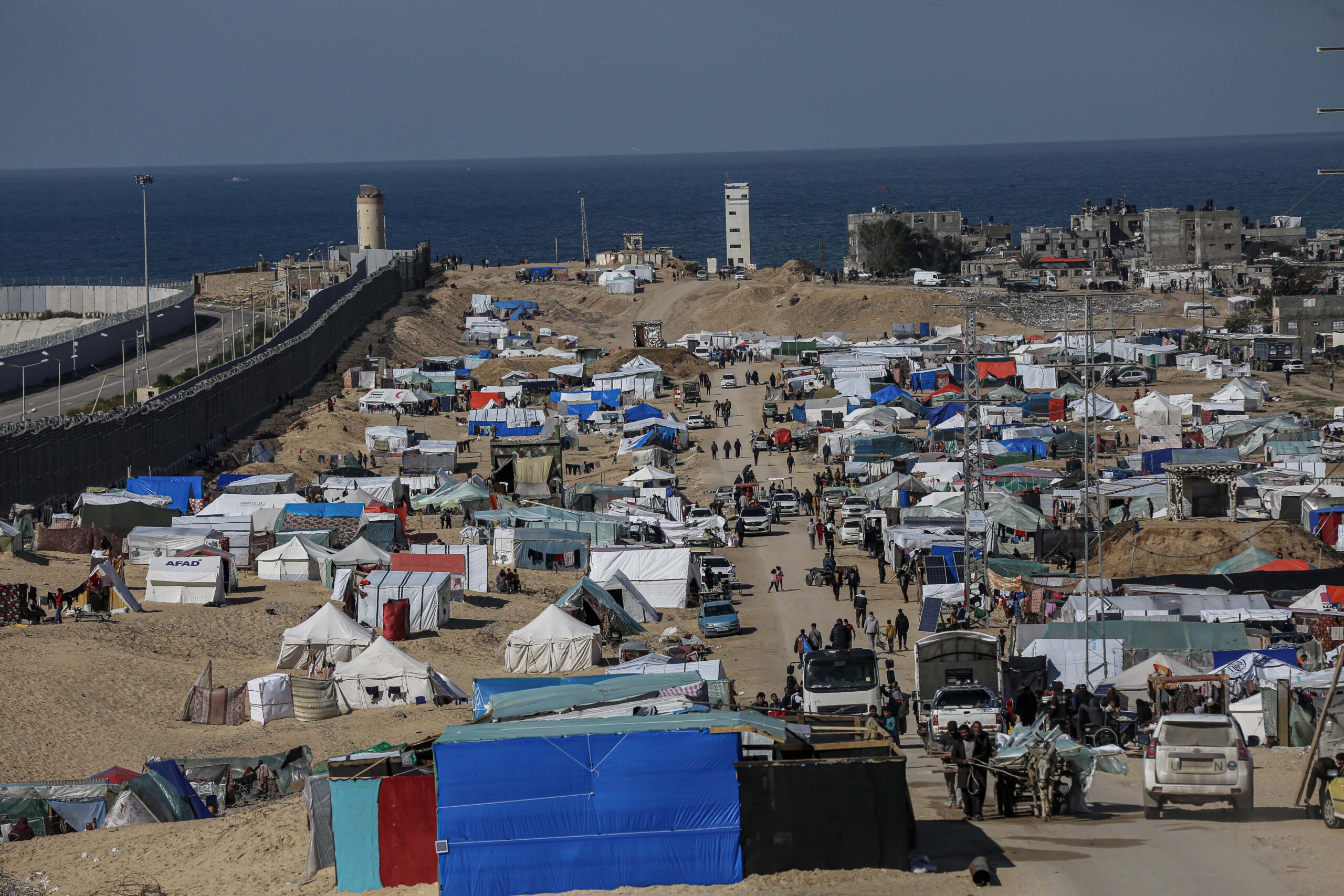 Gaza, l'Egitto sta costruendo un muro per contenere un esodo degli sfollati palestinesi se ci sarà l'attacco  Rafah