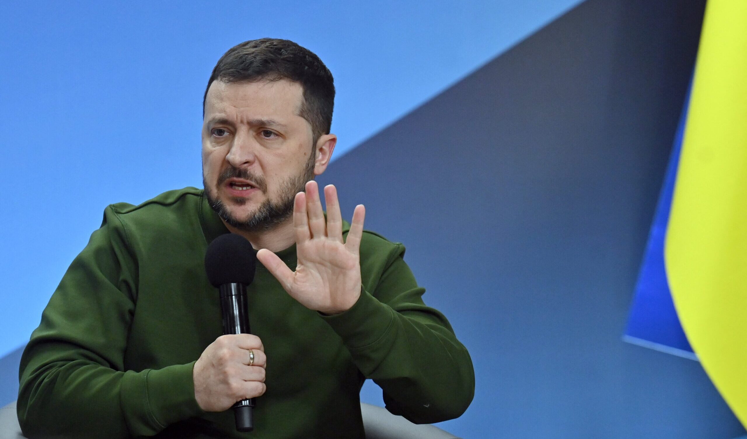 Ucraina, Zelensky chiede al Parlamento di estendere legge marziale e mobilitazione generale di 90 giorni