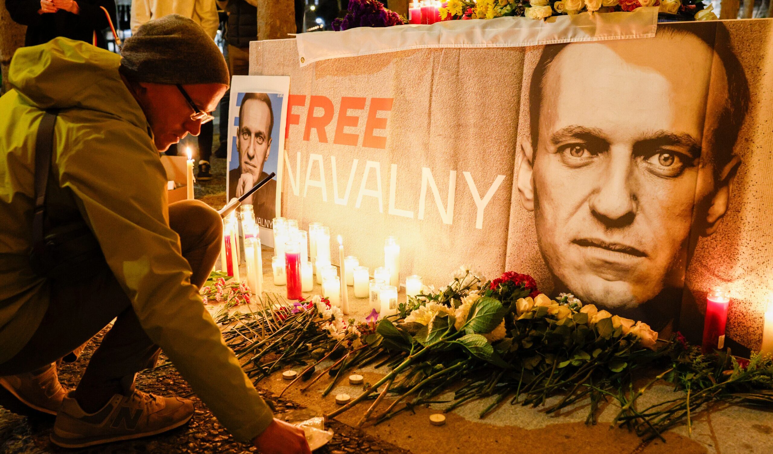 In Russia continuano gli arresti di chi si riunisce o prega per onorare la memoria di Navalny