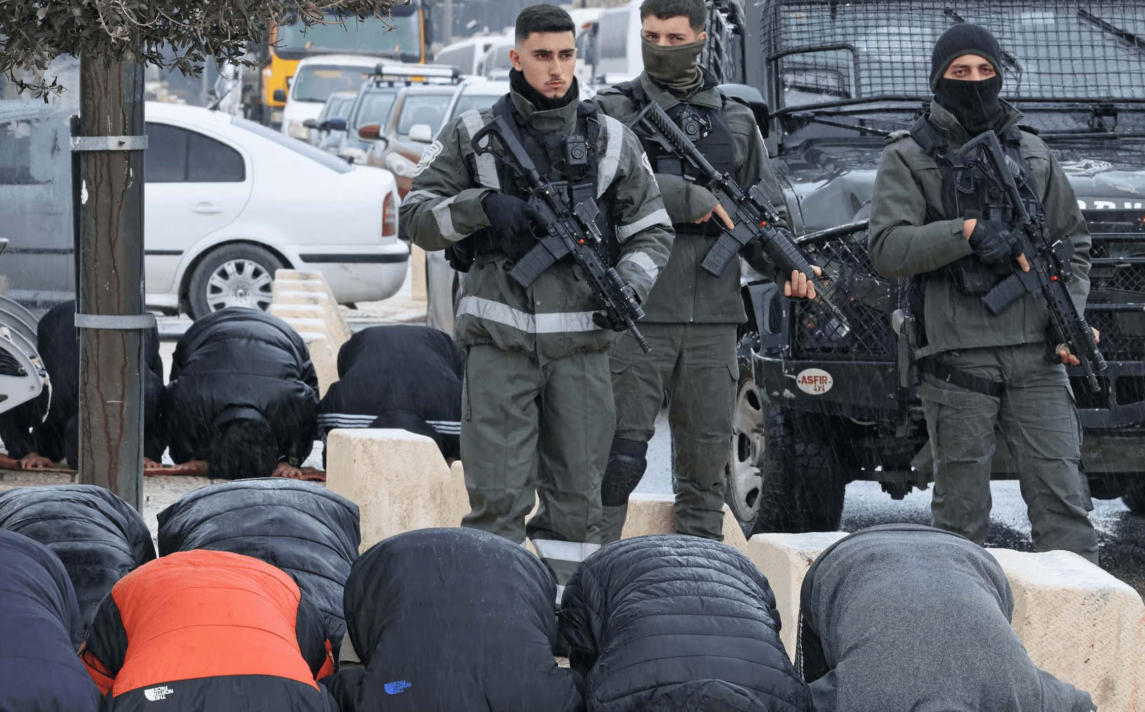 Gli israeliani limitano il numero di persone che possono pregare nella moschea al-Aqsa a Gerusalemme