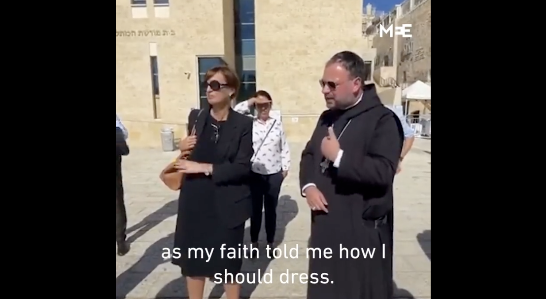 Due israeliani sputano contro un monaco a Gerusalemme: non doveva indossare l'abito da abate