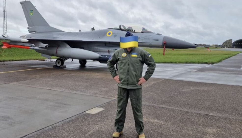 Ucraina, arrivati i primi F-16 attesi da Zelensky: i piloti istruiti in Romania