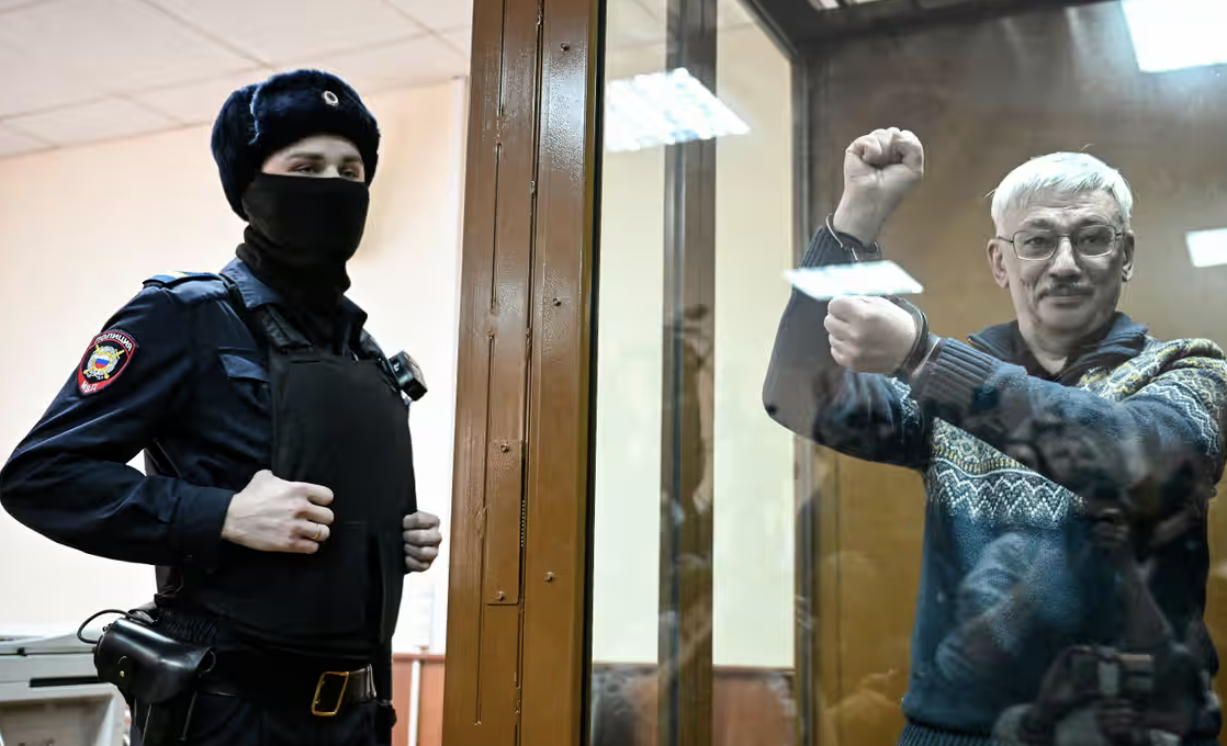 Oleg Orlov condannato a due anni e mezzo di carcere per aver denunciato la guerra in Ucraina
