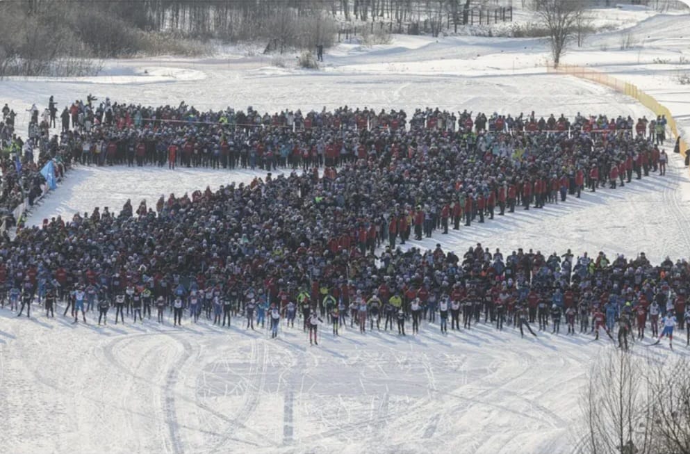 In Russia la spettrale Z bellica disegnata sulla neve da 500 sciatori