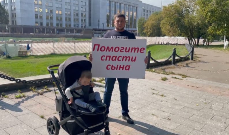 La polizia di Putin arresta il padre di un bambino in carrozzina: chiedeva un farmaco costoso per curare il figlio