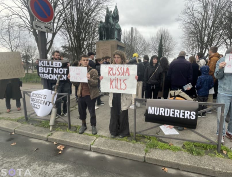 WhatsApp Image 2024-02-16 at 16.07.24 Navalny, Lev Ponomarev al sit in davanti all'ambasciata russa in Francia