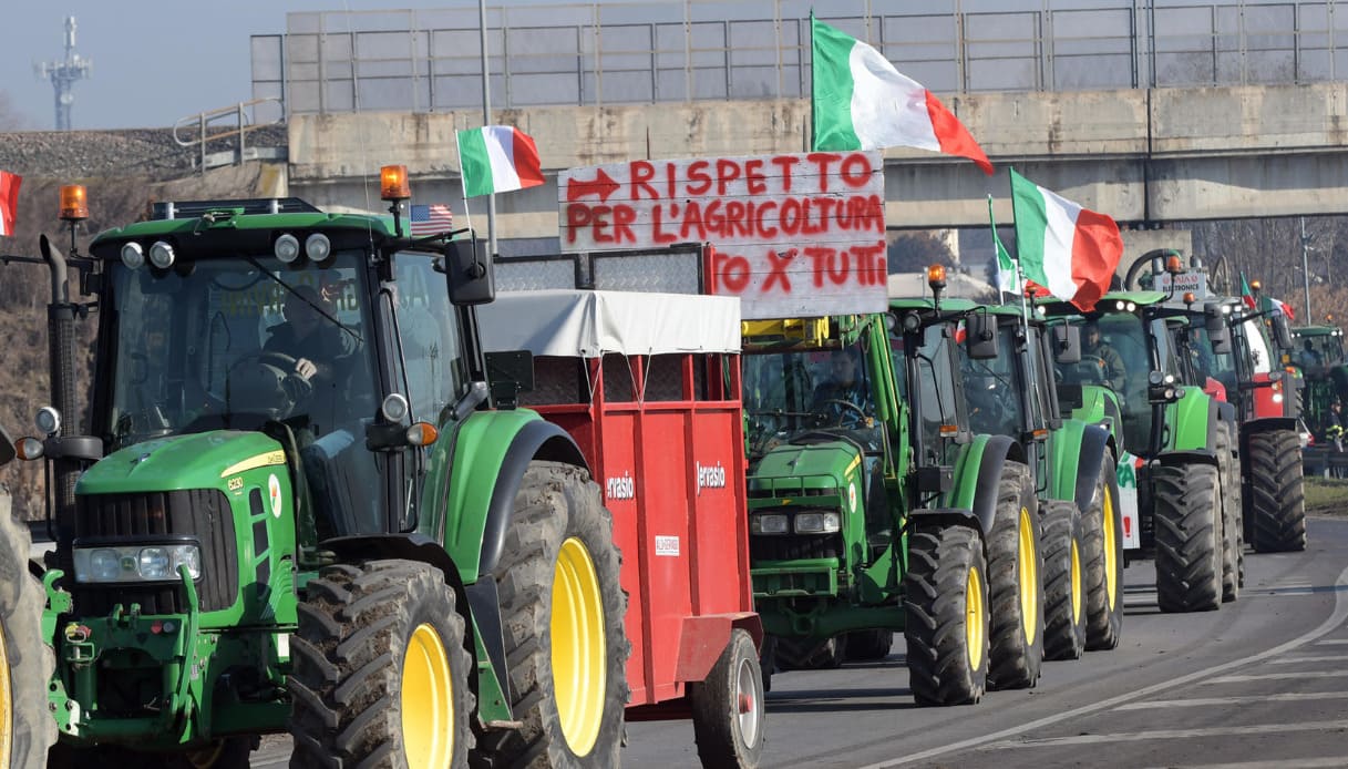 Agricoltori, centinaia di trattori bloccano via Nomentana a Roma: mobilitazioni anche in Spagna e Polonia