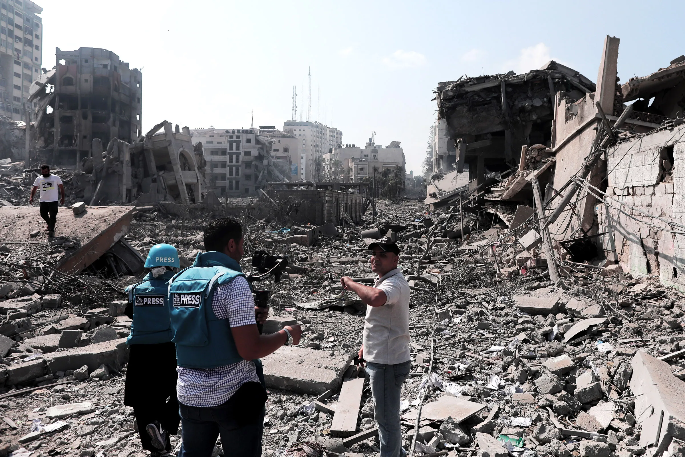 Guerra di Gaza, due giornalisti di Al Jazeera feriti da un drone israeliano: uno ha perso un piede e rischia la vita