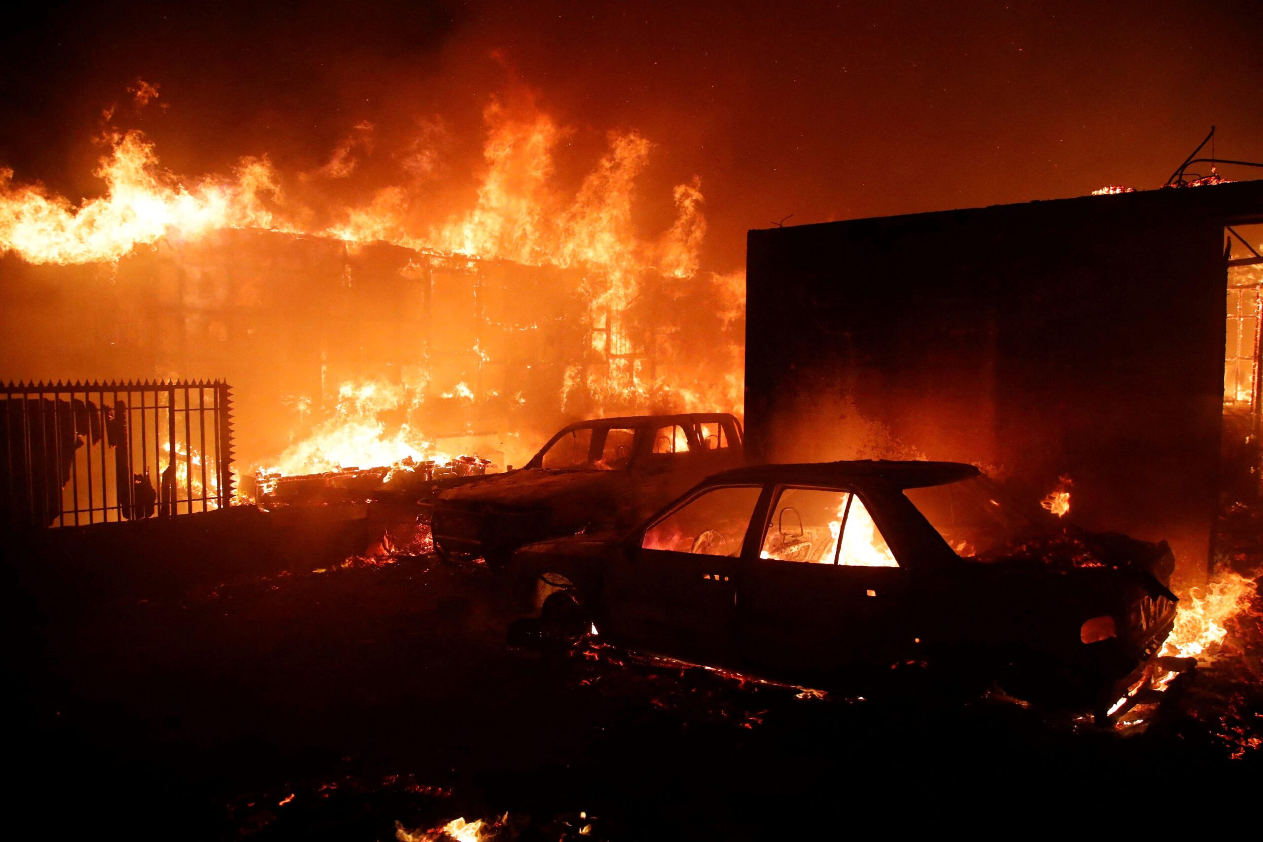 In Cile gli incendi soffocano il Paese: oltre 100 i morti, a  Viña del Mar oltre 30mila i senzatetto