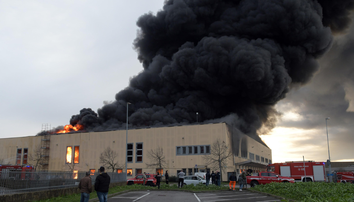 Incendio a Trucazzano, dal capannone industriale si alza una colonna di fumi inquinanti: pompieri al lavoro