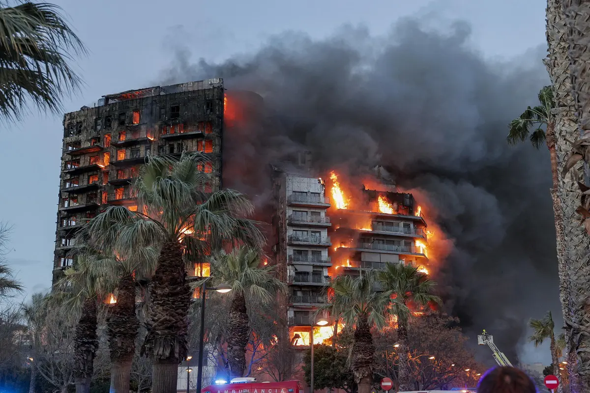 Drammatico incendio a Valencia, a fuoco due edifici residenziali: 4 i morti accertati, almeno 14 i dispersi