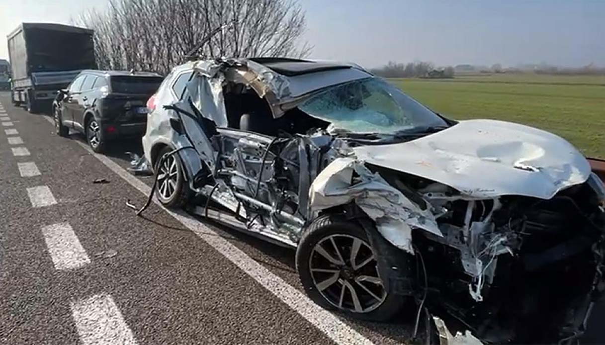 Due incidenti sulle autostrade provocano 3 morti: in un maxi tamponamento coinvolti decine di mezzi