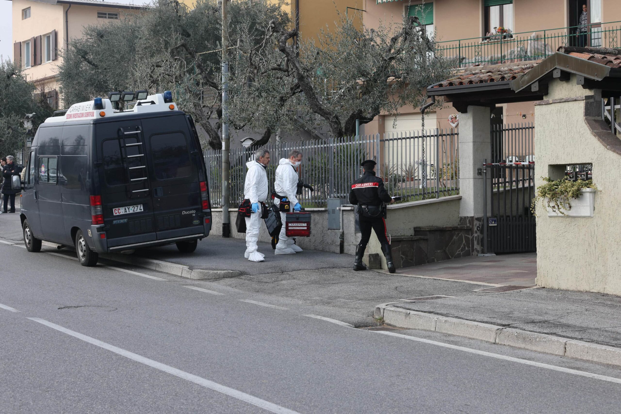 Una 78enne è stata trovata morta in casa con uno straccio stretto intorno al collo: il figlio ha confessato