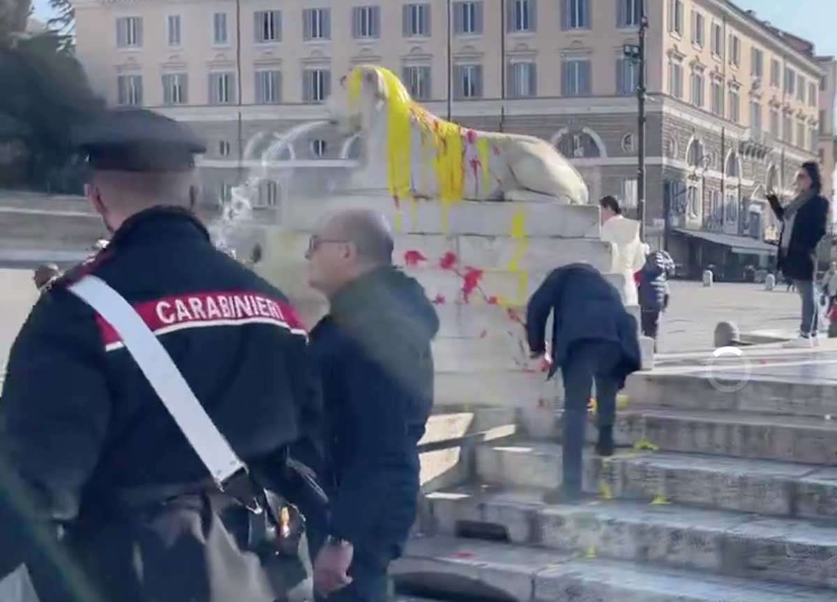 Animalisti imbrattano la fontana dei Leoni a Piazza del Popolo: il monumento deturpato con vernice gialla e rossa
