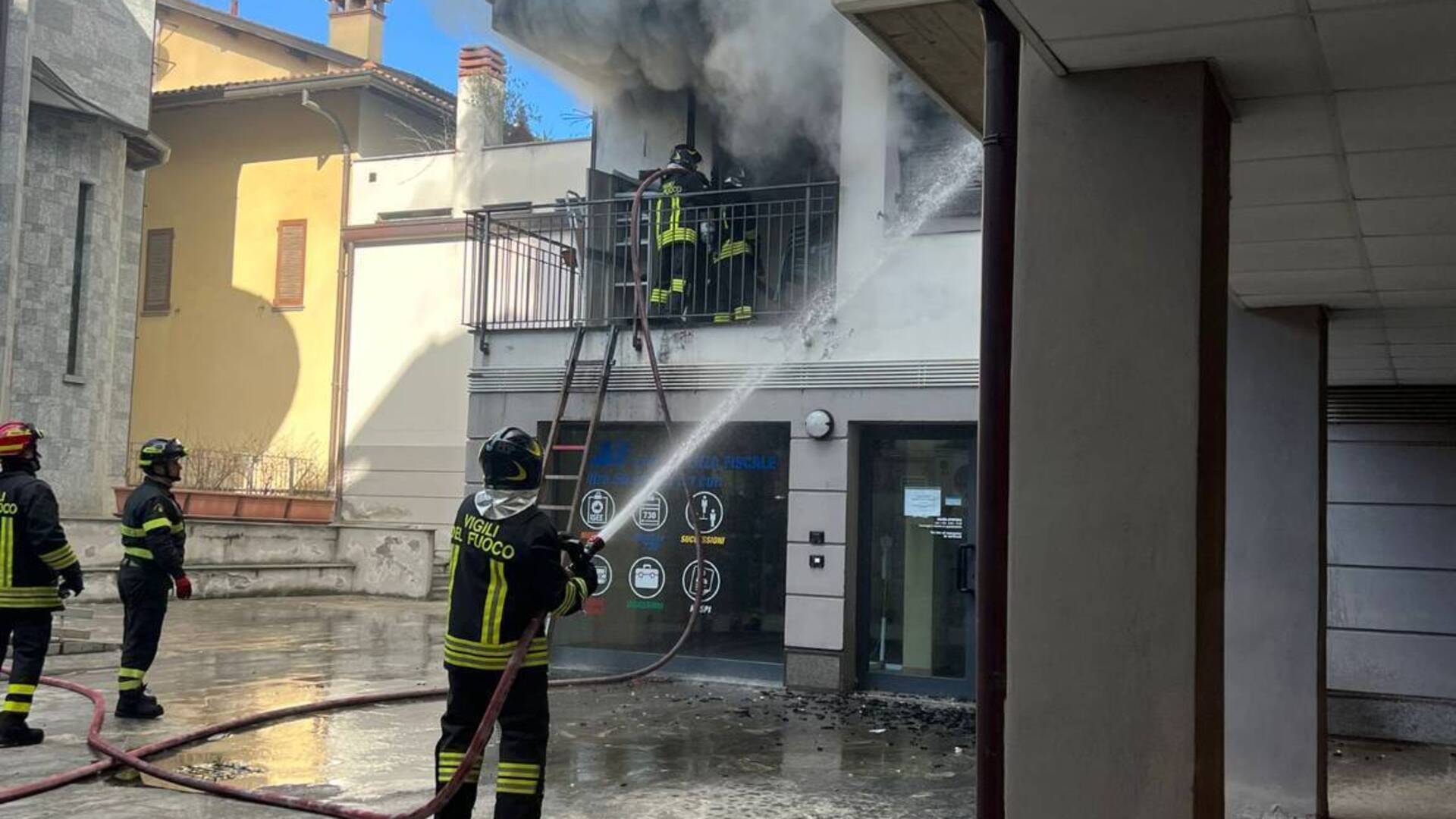 Saronno, incendio in un appartamento: sette i feriti di cui uno grave